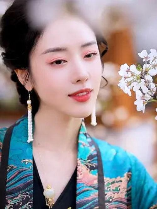 恰似春间百花闻,百花争艳——恰似春间百花闻